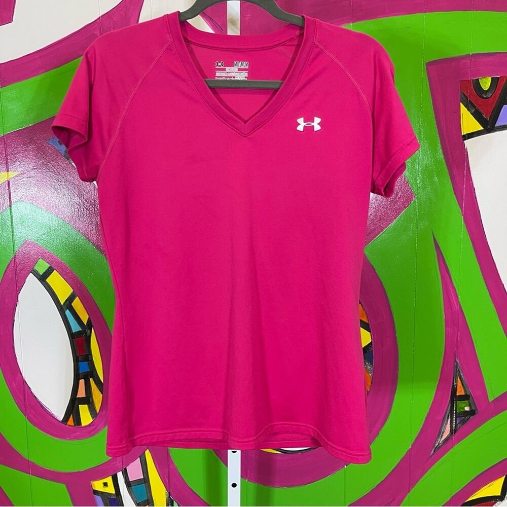 Under Armour, Semi Fitted Heat Gear Athletic Top. Size Medium. Excellent cond!